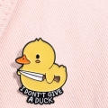 przypinka kaczka I don't give a duck na ubraniu