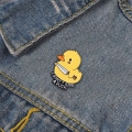 przypinka z kaczką I don't give a duck na kurtce dżinsowej
