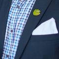 Przypinka PEPE na marynarce męskiej elegancka