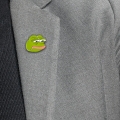 Przypinka PEPE na szarej bluzie z kapturem