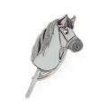 metalowa przypinka hobby horse srebrna
