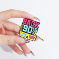 przypinka vintage lata 90 back 90's metalowa odznaka