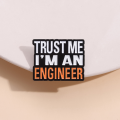 Odznaka Trust me I'm an engineer przypinka metalowa prezent
