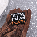 Metalowa przypinka Trust me I'm an engineer gadżet dla inżyniera