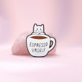 przypinka espresso yourself zbliżenie detale metalowa