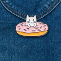 pin emaliowany kotek donat