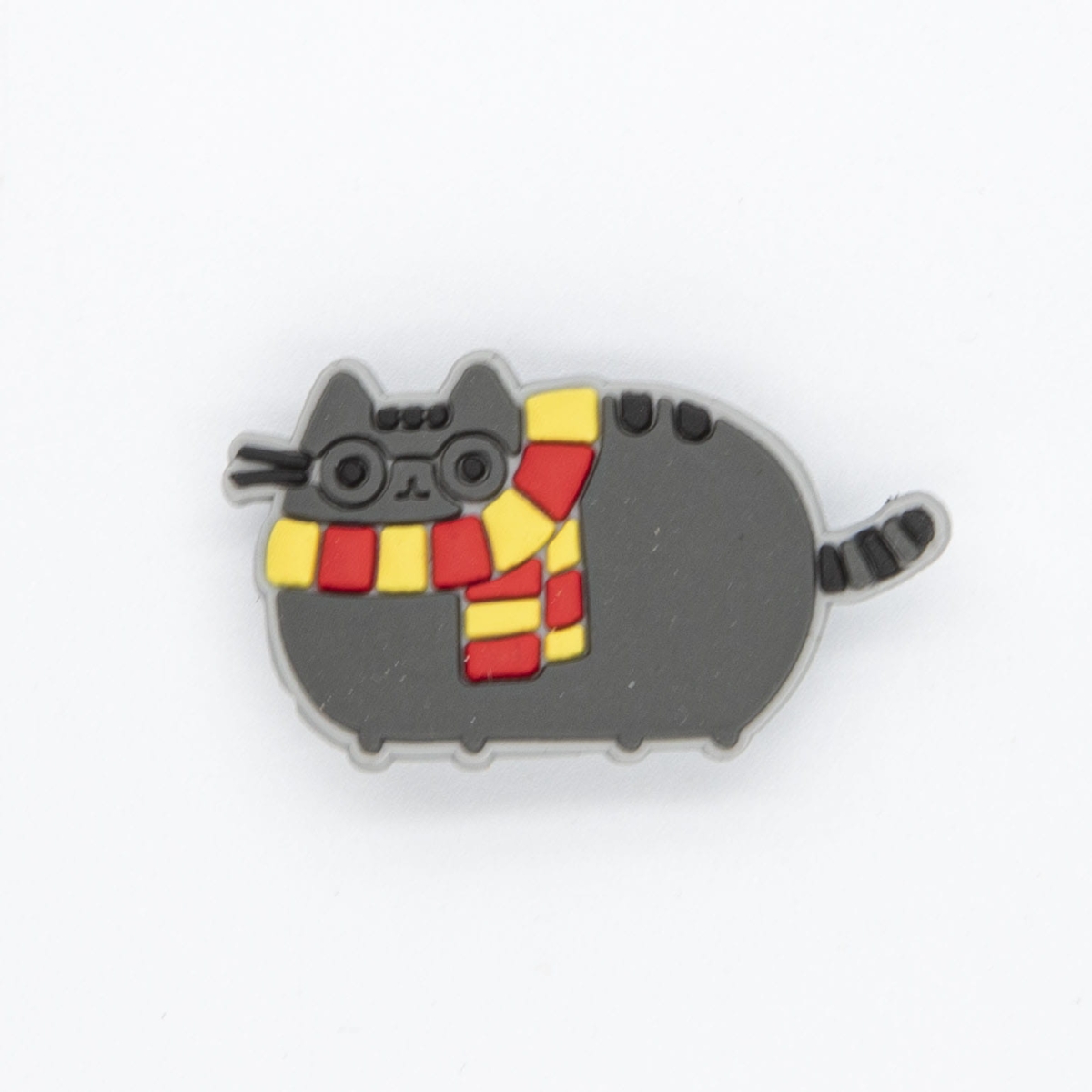 Przypinka do crocsów Pusheen w szaliku gryfindor - widok z przodu