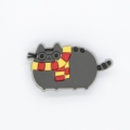 Przypinka do crocsów Pusheen w szaliku gryfindor - widok z przodu
