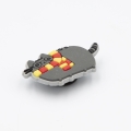 Przypinka Pusheen gryfindor do crocsów - widok z tyłu pod kątem