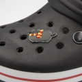 Przypinka Pusheen Harry Potter zamontowana na crocsach