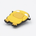 przypinka pokemon psyduck crocs widok z boku