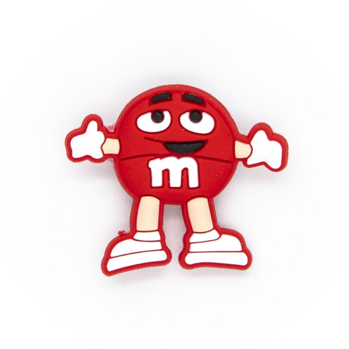 przypinka do crocsów M&M czerwony - widok z przodu