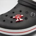 przypinka M&M czerwony na crocsy - aplikacja na bucie