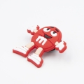 przypinka crocs M&M czerwony - widok z boku