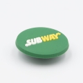 przypinka crocs subway widok z boku