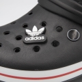 Przypinka adidas zamontowana w crocsach