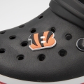 przypinka do crocsów B zamontowana na bucie crocs