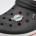 przypinka delfin na crocsach buty jibbitz ozdoba