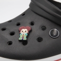 przypinka jibbitz czarownica hocus pocus zamontowana w crocs