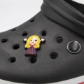 przypinka czarownica hocus pocus zamontowana na crocsach