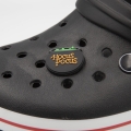 przypinka kocioł hocus pocus zamontowana w bucie crocs