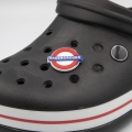 przypinka London Underground na crocsach butach