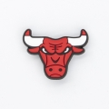 przypinka do crocsów Chicago Bulls logo czerwony byk