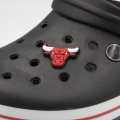przypinka Chicago Bulls zamontowana w crocsach butach