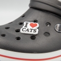 przypinka I love cats zamontowana na crocsach