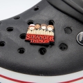 przypinka stranger things zamontowana na crocsach