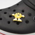 przypinka M&M żółty zamontowana na crocsach