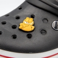 Wpinka Garfield zamontowana na butach Crocs - przykład użycia