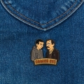 Przypinka Odmień być Dzień Świra na ubraniu jeans denim