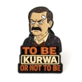 Przypinka To be kurwa or not to be Dzień Świra widok z przodu