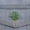 przypinka liść marihuany na jeansowej kurtce denim