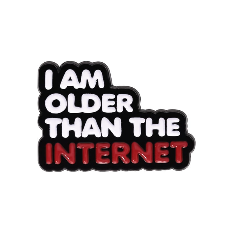 Metalowa przypinka I am older than the internet - widok z przodu