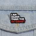 Przypinka I am older than the internet przypięta do jeansowej kurtki