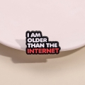 Metalowa przypinka I am older than the internet - prezentacja na jasnym tle