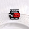 przypinka metalowa youtube fachowiec białe tło dekoracja