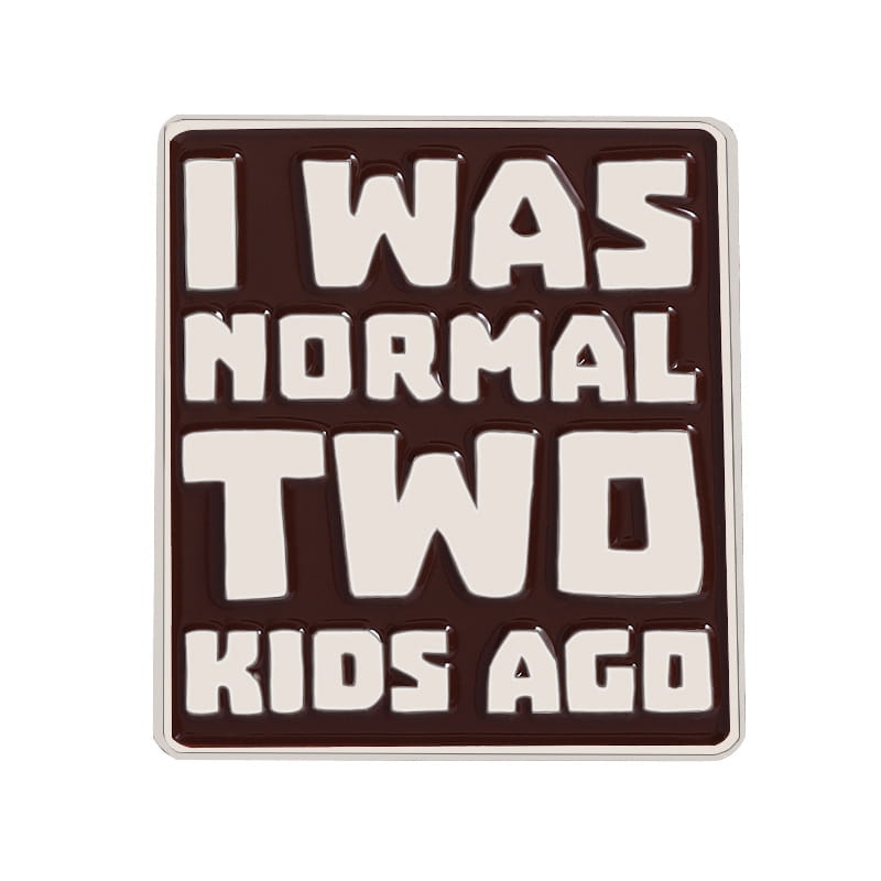 Metalowa przypinka I was normal 2 kids ago - humorystyczna odznaka dla rodziców