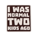 Metalowa przypinka I was normal 2 kids ago - humorystyczna odznaka dla rodziców