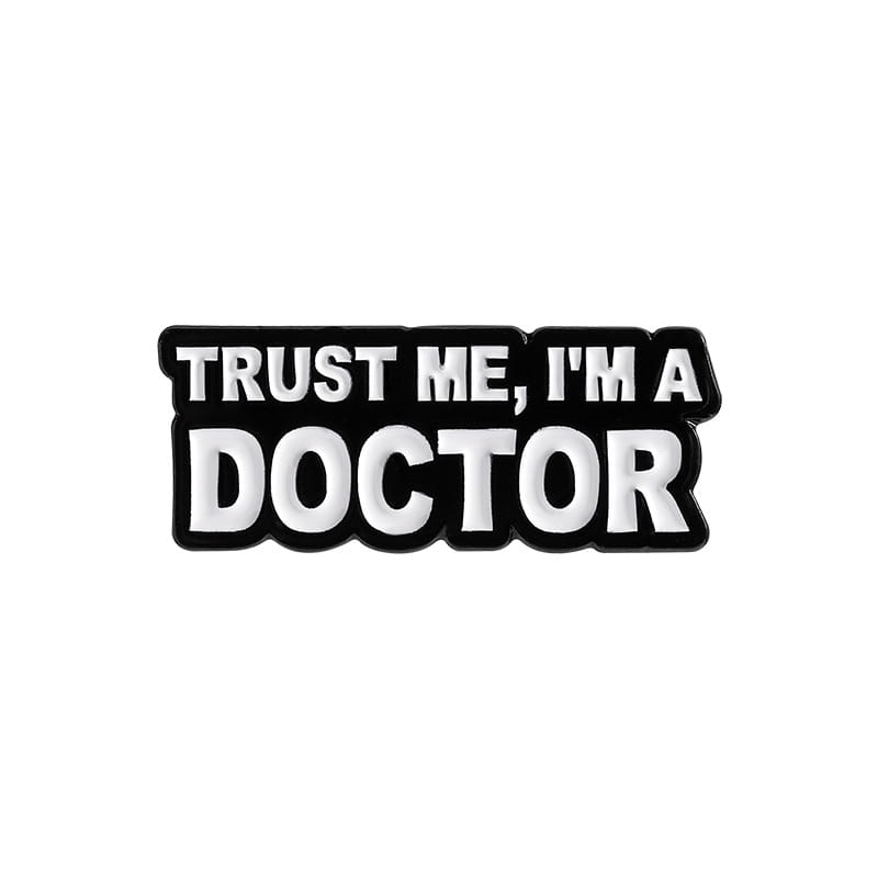 Metalowa przypinka trust me I'm a doctor - czarno-biała odznaka