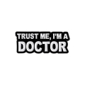 Metalowa przypinka trust me I'm a doctor - czarno-biała odznaka