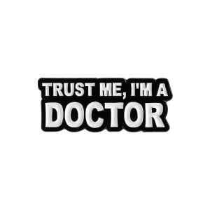 Metalowa przypinka trust me I'm a doctor