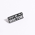 Przypinka metalowa trust me I'm a doctor - prezentacja pod kątem