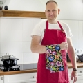 Ściereczka kuchenna czarna folk łowicki w dłoni w kuchni