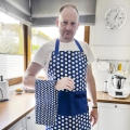 ściereczka kuchenna folk Bolesławiec w użyciu z fartuchem kuchnia polska