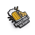 przypinka potrzymaj mi piwo widok z boku metalowa