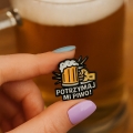 przypinka potrzymaj mi piwo trzymana w dłoni przy kuflu piwa