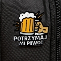 przypinka potrzymaj mi piwo przypięta do plecaka czarnego